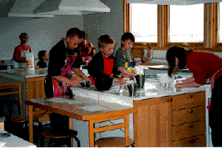 Hammerfestilisi oppilaita karjalanpiirakkatalkoissa